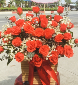 Hoa tươi màu đỏ cam rực rỡ, rẻ đẹp, chỉ từ 15k/bông cho ngày phụ nữ 