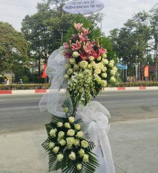 Kệ hoa viếng ở Bình Dương mẫu truyền thống