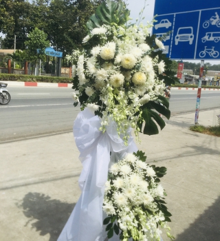 Hoa viếng mẫu hiện đại cao 2m3 ngang 1m1 với hoa mẫu đơn siêu sang siêu bền ở Bình Dương 