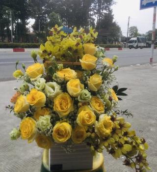 Giỏ hoa Hồng vàng kết hợp cùng lan vàng, cát tường và baby vô cùng trang trọng dành tặng sếp nam cực kỳ ý nghĩa 