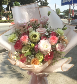 Bó hoa tông màu pastel ngọt ngào, hoa Hồng phối cát tường, baby trắng và thạch thảo trắng khu vực Bình Dương, Tân Uyên 