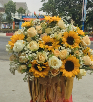 Hộp simili tông vàng, hoa hướng dương kết hợp cùng hoa Hồng trứng và baby tặng sinh Nhật cực sang