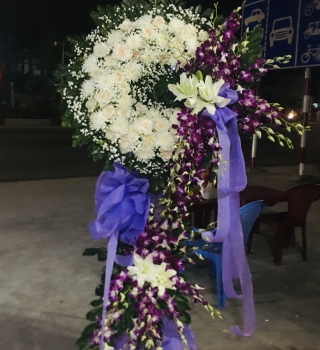 Hoa viếng cổ điển ở Bình Dương với Hồng trắng, cúc trắng, baby trắng, kết hợp cùng lan tím và ly kép trắng