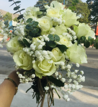 Hoa cầm tay cô dâu hoa Hồng trắng xanh kết hợp baby trắng và đôla lá nhỏ rẻ đẹp ở  Bình Dương 