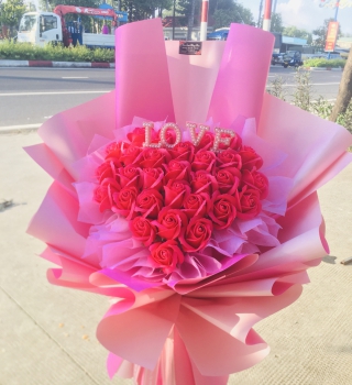 Hoa Hồng sáp thơm lên bó tim Hồng phối chữ LOVE xinh xịn cho ngày phụ nữ Việt Nam 