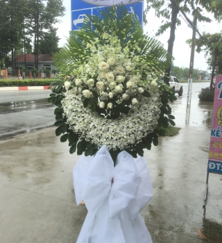 Tràng hoa viếng truyền thống trang trọng khu vực Bình Dương 