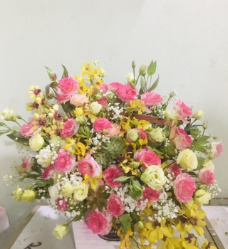 Giỏ hoa ở Bình Dương cát tường xoăn Hồng sen mix cát tường xanh bơ, sen đá phối lan vàng cùng baby trắng vô cùng đáng yêu 