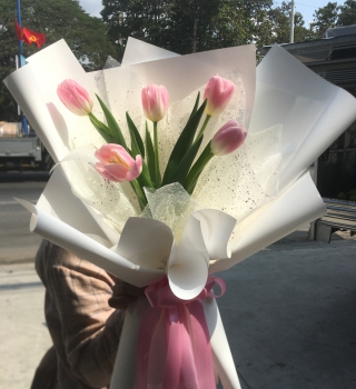 Bó hoa Tulip 5 bông cực sang chảnh cho mọi đối tượng vào dịp đặc biệt 