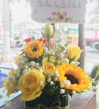 Hộp hoa ở Bình Dương tông vàng xinh xắn, đều 4 mặt, tặng sinh nhật, khai trương, trang trí bàn ăn 