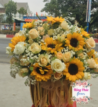 Hộp simili tông vàng, hoa hướng dương kết hợp cùng hoa Hồng trứng và baby tặng sinh Nhật cực sang