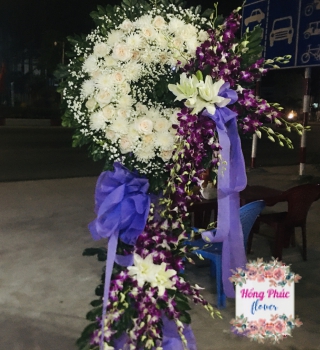 Hoa viếng cổ điển ở Bình Dương với Hồng trắng, cúc trắng, baby trắng, kết hợp cùng lan tím và ly kép trắng