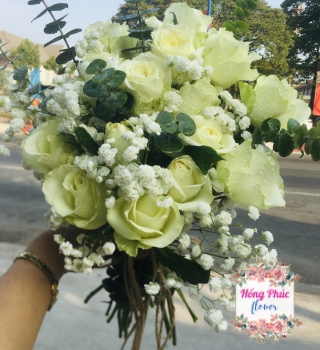 Hoa cầm tay cô dâu hoa Hồng trắng xanh kết hợp baby trắng và đôla lá nhỏ rẻ đẹp ở Bình Dương