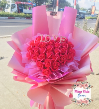Hoa Hồng sáp thơm lên bó tim Hồng phối chữ LOVE xinh xịn cho ngày phụ nữ Việt Nam 