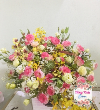 Giỏ hoa ở Bình Dương cát tường xoăn Hồng sen mix cát tường xanh bơ, sen đá phối lan vàng cùng baby trắng vô cùng đáng yêu