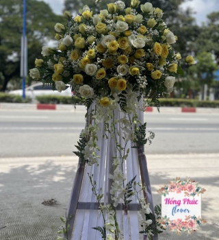 Hoa chia buồn mẫu to đẹp lạ ở Bình Dương. Hoa chia buồn kệ gỗ đẹp