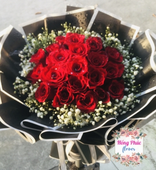 Bó 21 hoa Hồng đỏ Ecuador kết hợp baby trắng và giấy đen sang trọng tuyệt đẹp tỏ tình lãng mạn