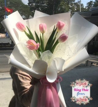 Bó hoa Tulip 5 bông cực sang chảnh cho mọi đối tượng vào dịp đặc biệt 