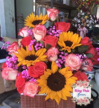 GIỎ HOA HỒNG PHỐI HƯỚNG DƯƠNG TẶNG THÔI NÔI TÂN UYÊN