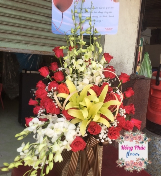 GIỎ HOA KỶ NIỆM NGÀY NHÀ THUỐC VIỆT NAM TÂN UYÊN