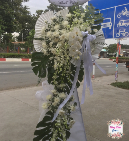 Mẫu hoa viếng hiện đại sang trọng ở Bình Dương