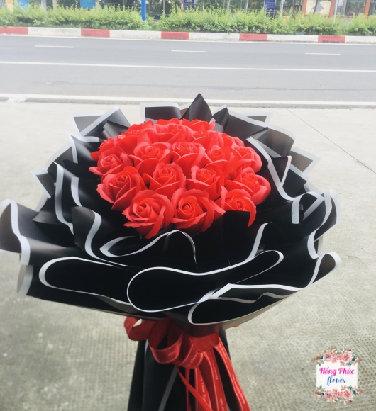 Bó hoa Hồng sáp thơm màu đỏ đen đơn giản nhưng cực xinh rẻ đẹp cho ngày 20/10