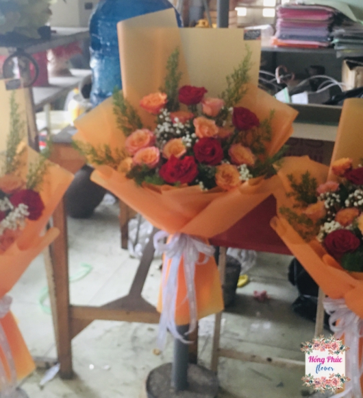 Bó Hồng ngoại cam spirit cùng ohara đỏ kết hợp với baby trắng và đuôi chồn cho ngày phụ nữ