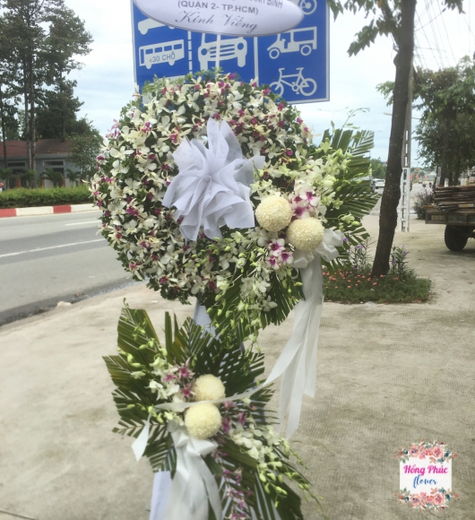 Tràng hoa đám tang ở Bình Dương kết hợp giữa hoa Lan và mẫu đơn 