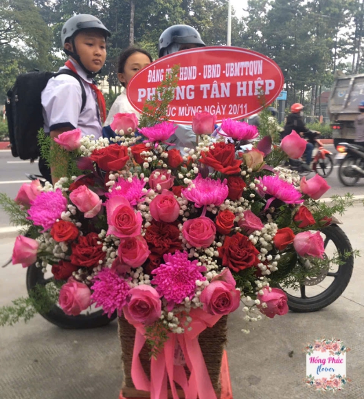 HOA GIỎ PHỐI HOA HỒNG ĐỎ VÀ HỒNG 