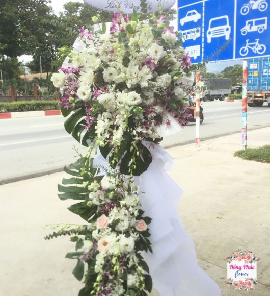Hoa viếng hiện đại to đẹp trang trọng khu vực Bình Dương