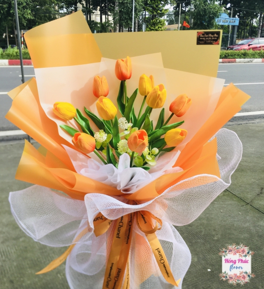 Bó hoa Tulip tông cam sang chảnh tặng sếp ngày 20/10