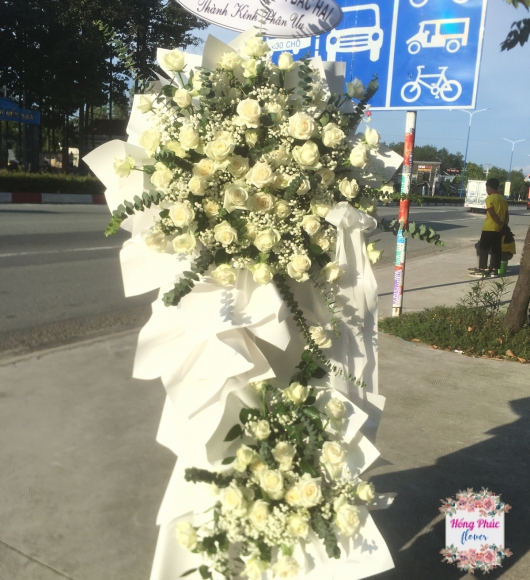 Hoa viếng hồng trắng kết hợp baby trắng và đôla cực sang ở Bình Dương