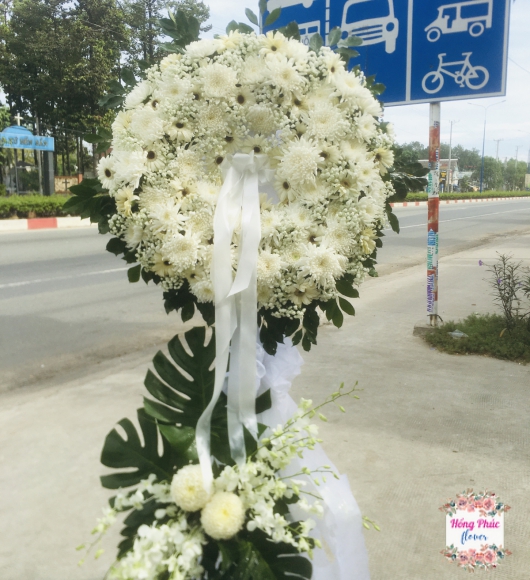 Hoa chia buồn mẫu hiện đại, màu trắng trang trọng 