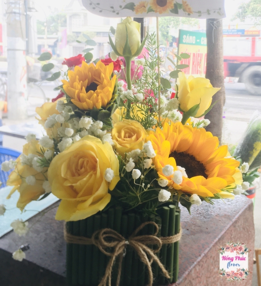 Bình hoa tươi mini xinh xắn đáng yêu tặng sinh nhật, đại hội, trang trí bàn tiệc , ngày 20/10