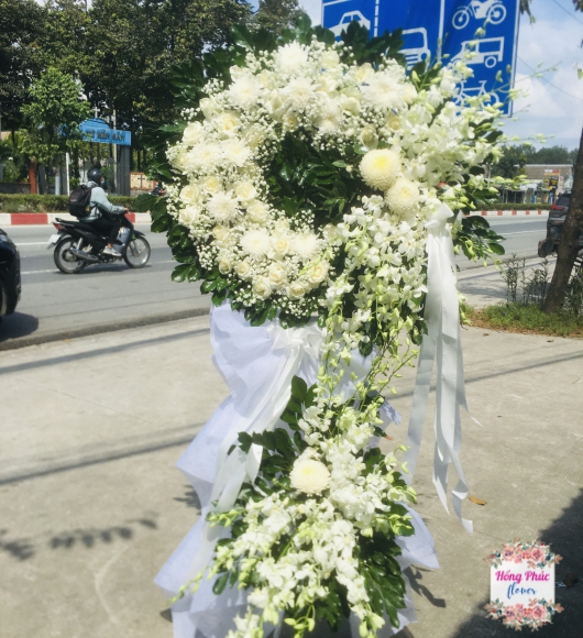 Tràng hoa đám tang trắng tinh khiết, lan trắng Hồng trắng, baby trắng kết hợp mẫu đơn trắng ở Bình Dương 