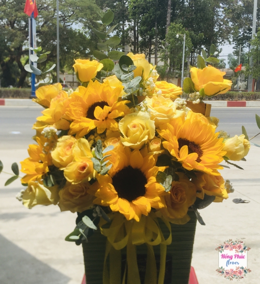 Giỏ hoa vàng rẻ đẹp sang chảnh tặng sinh nhật khai trương ngày phụ nữ