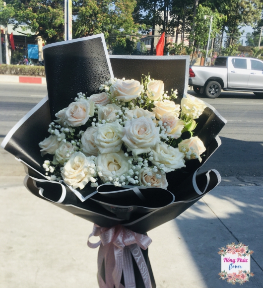 Bó Hồng kem nền đen cực kỳ sang chảnh khu vực Tân Uyên, Bình Dương