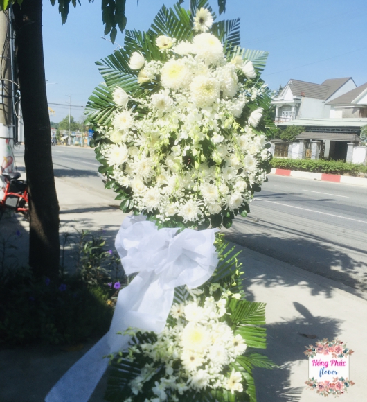 Kệ hoa viếng tông trắng với cúc Mangum cực sang, cực bền khu vực Bình Dương 