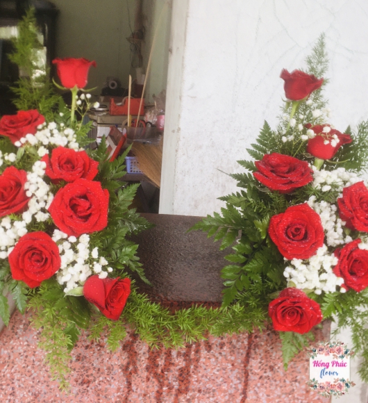 Hai bình hoa tươi để bàn thờ trang nhã rẻ đẹp ở Bình Dương