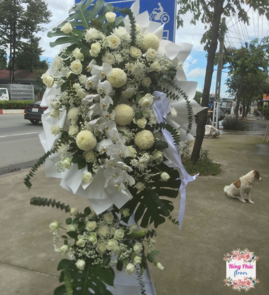 Hoa viếng siêu sang siêu to mẫu hiện đại ở Bình Dương