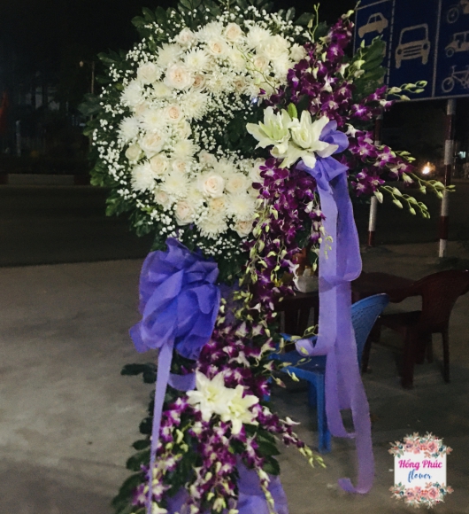 Hoa viếng cổ điển ở Bình Dương với Hồng trắng, cúc trắng, baby trắng, kết hợp cùng lan tím và ly kép trắng