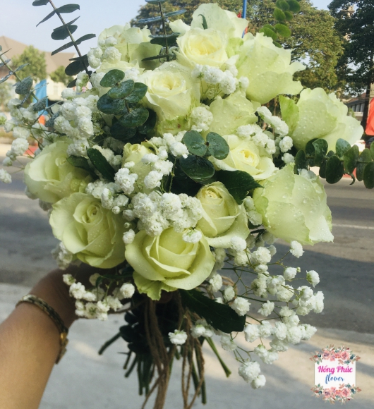 Hoa cầm tay cô dâu hoa Hồng trắng xanh kết hợp baby trắng và đôla lá nhỏ rẻ đẹp ở  Bình Dương 
