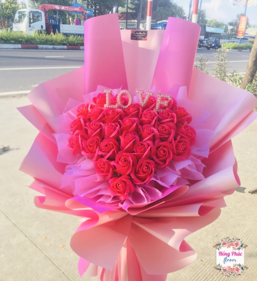 Hoa Hồng sáp thơm lên bó tim Hồng phối chữ LOVE xinh xịn cho ngày phụ nữ Việt Nam 