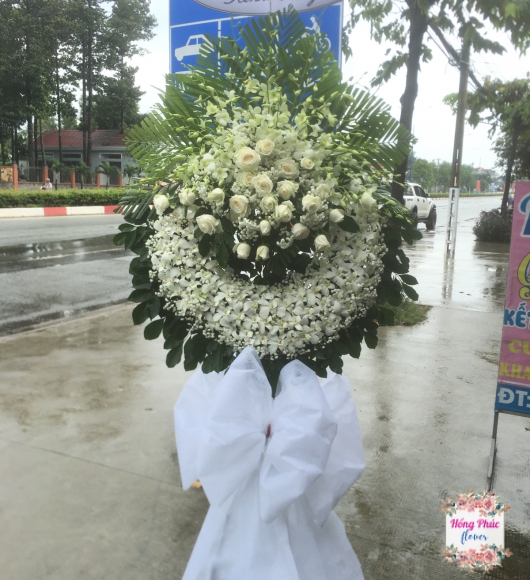 Tràng hoa viếng truyền thống trang trọng khu vực Bình Dương
