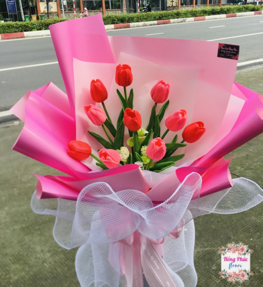 Bó hoa Tulip màu đỏ Hồng tặng đối tác tặng sếp sang trọng trong ngày phụ nữ