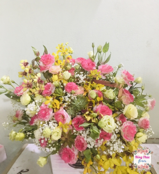Giỏ hoa ở Bình Dương cát tường xoăn Hồng sen mix cát tường xanh bơ, sen đá phối lan vàng cùng baby trắng vô cùng đáng yêu