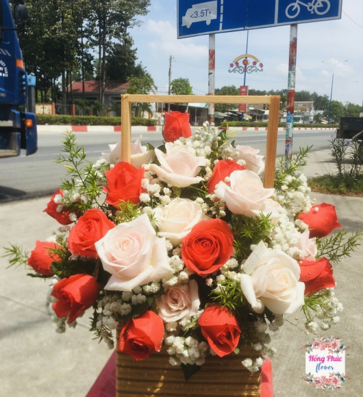 Giỏ hoa Hồng đỏ phối Hồng kem và baby cùng lá đuôi chồn cực kỳ sang trọng khu vực Bình Dương