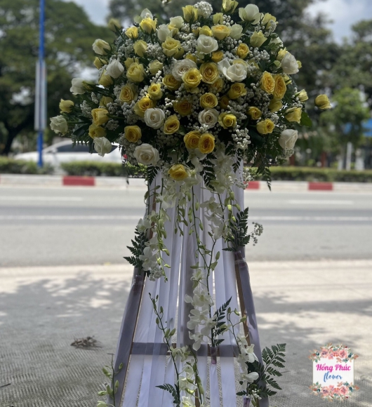 Hoa chia buồn mẫu to đẹp lạ ở Bình Dương. Hoa chia buồn kệ gỗ đẹp