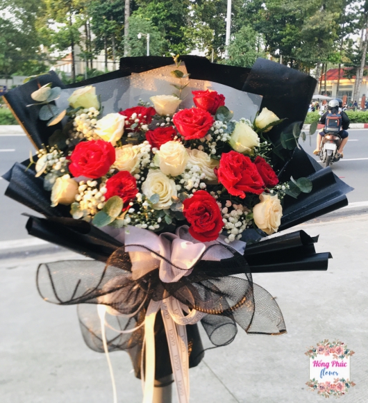 Rẻ đẹp chỉ có ở Hoa Tươi Hồng Phúc với bó Hồng ohara đỏ và trắng