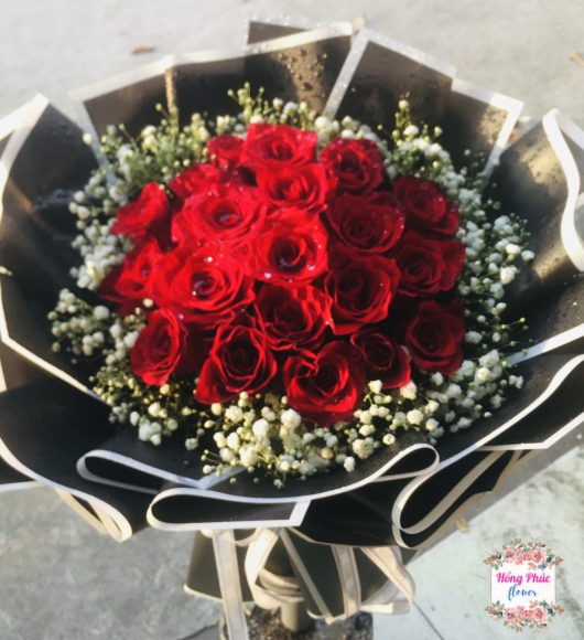 Bó 21 hoa Hồng đỏ Ecuador kết hợp baby trắng và giấy đen sang trọng tuyệt đẹp tỏ tình lãng mạn