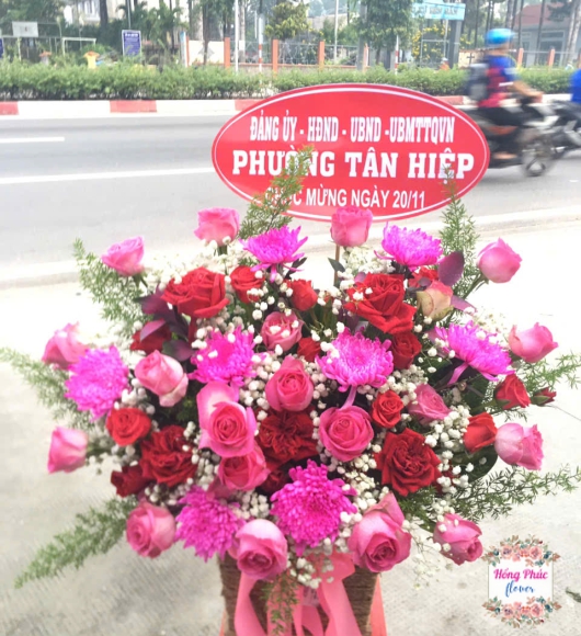 HOA GIỎ PHỐI HOA HỒNG ĐỎ VÀ HỒNG 